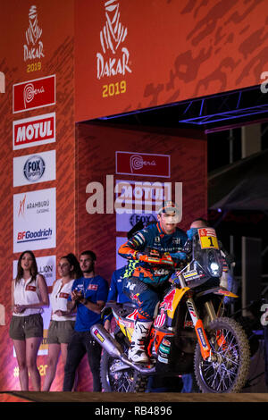 Lima, Perù. Il 6 gennaio, 2019. Pilota austriaco Matthias Walkner di KTM racing team lascia sul podio durante la cerimonia di partenza al 2019 Dakar Rally Race, Lima, Peru, il 6 gennaio 2019. La quarantunesima edizione del Dakar Rally gara ha dato dei calci a fuori a Lima in Perù. Credito: Li Ming/Xinhua/Alamy Live News Foto Stock