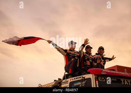 Lima, Perù. Il 6 gennaio, 2019. I membri di Tatra Buggyra Racing team onda per il pubblico durante la cerimonia di partenza al 2019 Dakar Rally Race, Lima, Peru, il 6 gennaio 2019. La quarantunesima edizione del Dakar Rally gara ha dato dei calci a fuori a Lima in Perù. Credito: Li Ming/Xinhua/Alamy Live News Foto Stock