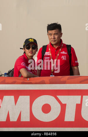 Lima, Perù. Il 6 gennaio, 2019. Driver cinese Zhou Yong (R) si affaccia su durante la cerimonia di partenza al 2019 Dakar Rally Race, Lima, Peru, il 6 gennaio 2019. La quarantunesima edizione del Dakar Rally gara ha dato dei calci a fuori a Lima in Perù. Credito: Li Ming/Xinhua/Alamy Live News Foto Stock