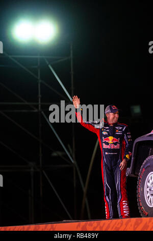 Lima, Perù. Il 6 gennaio, 2019. Il driver francese Stephane Peterhansel onde per il pubblico durante la cerimonia di partenza al 2019 Dakar Rally Race, Lima, Peru, il 6 gennaio 2019. La quarantunesima edizione del Dakar Rally gara ha dato dei calci a fuori a Lima in Perù. Credito: Li Ming/Xinhua/Alamy Live News Foto Stock