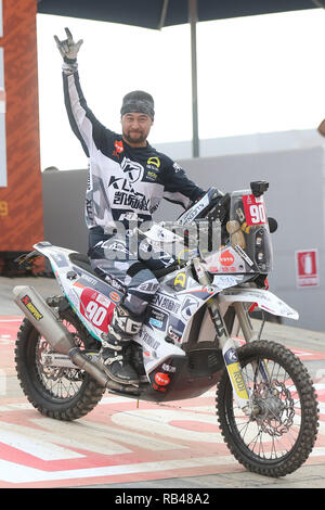 Lima, Perù. Il 6 gennaio, 2019. Atleta cinese Zhao Hongyi lascia il podio durante la cerimonia di partenza al 2019 Dakar Rally Race, Lima, Peru, il 6 gennaio 2019. La quarantunesima edizione del Dakar Rally gara ha dato dei calci a fuori a Lima in Perù. Credito: Li Ming/Xinhua/Alamy Live News Foto Stock