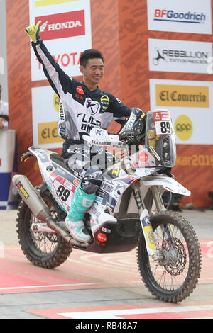 Lima, Perù. Il 6 gennaio, 2019. Atleta cinese Zhang Min lascia il podio durante la cerimonia di partenza al 2019 Dakar Rally Race, Lima, Peru, il 6 gennaio 2019. La quarantunesima edizione del Dakar Rally gara ha dato dei calci a fuori a Lima in Perù. Credito: Li Ming/Xinhua/Alamy Live News Foto Stock