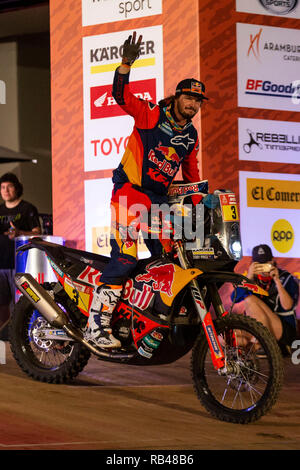 Lima, Perù. Il 6 gennaio, 2019. Il pilota australiano Toby Prezzo della KTM racing team lascia il podio durante la cerimonia di partenza al 2019 Dakar Rally Race, Lima, Peru, il 6 gennaio 2019. La quarantunesima edizione del Dakar Rally gara ha dato dei calci a fuori a Lima in Perù. Credito: Li Ming/Xinhua/Alamy Live News Foto Stock