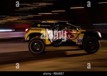 Lima, Perù. Il 6 gennaio, 2019. Il driver francese Sebastien Loeb e Monaco co-driver Daniel Elena lasciano durante la cerimonia di partenza al 2019 Dakar Rally Race, Lima, Peru, il 6 gennaio 2019. La quarantunesima edizione del Dakar Rally gara ha dato dei calci a fuori a Lima in Perù. Credito: Li Ming/Xinhua/Alamy Live News Foto Stock