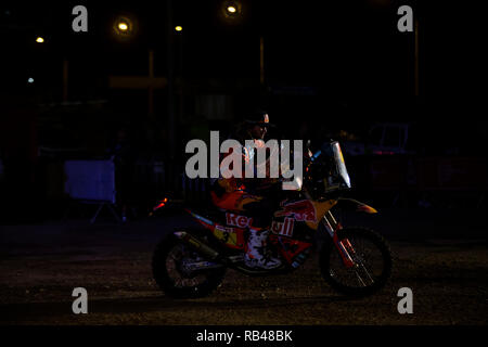 Lima, Perù. Il 6 gennaio, 2019. Il pilota australiano Toby Prezzo della KTM racing team lascia il podio durante la cerimonia di partenza al 2019 Dakar Rally Race, Lima, Peru, il 6 gennaio 2019. La quarantunesima edizione del Dakar Rally gara ha dato dei calci a fuori a Lima in Perù. Credito: Li Ming/Xinhua/Alamy Live News Foto Stock