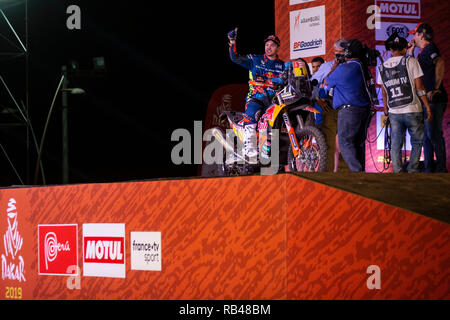 Lima, Perù. Il 6 gennaio, 2019. Pilota austriaco Matthias Walkner di KTM racing team reagisce sul podio durante la cerimonia di partenza al 2019 Dakar Rally Race, Lima, Peru, il 6 gennaio 2019. La quarantunesima edizione del Dakar Rally gara ha dato dei calci a fuori a Lima in Perù. Credito: Li Ming/Xinhua/Alamy Live News Foto Stock