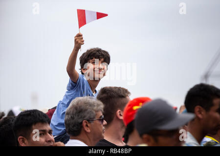 Lima, Perù. Il 6 gennaio, 2019. Un ragazzo si affaccia su durante la cerimonia di partenza al 2019 Dakar Rally Race, Lima, Peru, il 6 gennaio 2019. La quarantunesima edizione del Dakar Rally gara ha dato dei calci a fuori a Lima in Perù. Credito: Li Ming/Xinhua/Alamy Live News Foto Stock