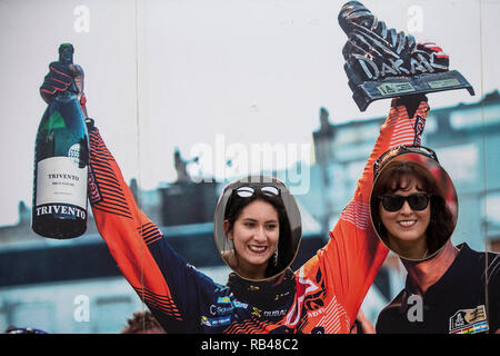 Lima, Perù. Il 6 gennaio, 2019. Due donne pongono prima della cerimonia di partenza al 2019 Dakar Rally Race, Lima, Peru, il 6 gennaio 2019. La quarantunesima edizione del Dakar Rally gara ha dato dei calci a fuori a Lima in Perù. Credito: Li Ming/Xinhua/Alamy Live News Foto Stock