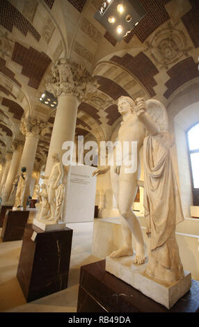 Paris, Paris, Cina. Gen 5, 2019. Il museo del Louvre è il più grande del mondo di arte un museo e un monumento storico di Parigi, Francia. Un punto di riferimento centrale della città e si trova sulla riva destra della Senna nella città del primo arrondissement. Circa 38.000 oggetti dalla preistoria al XXI secolo sono esposti in un'area di 72,735 metri quadrati (782,910 piedi quadrati). Nel 2018, il museo del Louvre è stato più visitati al mondo art museum, ricevendo 10,2 milioni di visitatori. Credito: SIPA Asia/ZUMA filo/Alamy Live News Foto Stock