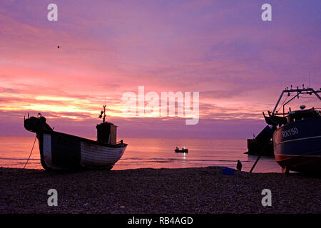 Hastings, East Sussex, Regno Unito. Il 7 gennaio 2019. Molto dolce per cominciare la giornata all alba del Stade Fishermens spiaggia come i pescatori portano la cattura da una notte di pesca. Hastings ha la più grande spiaggia-ha lanciato le flotte da pesca in Europa. Foto Stock