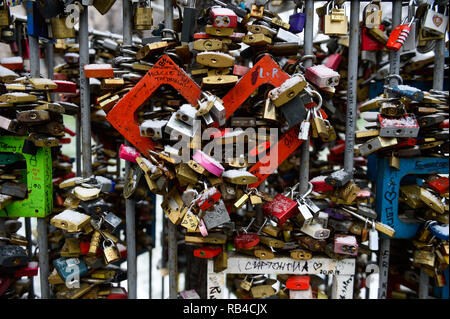 Budapest, Ungheria. Gen 5, 2019. Amore serrature sono visto intorno ad un cuore di metallo nel centro della città di Budapest Credito: Omar Marques/SOPA Immagini/ZUMA filo/Alamy Live News Foto Stock