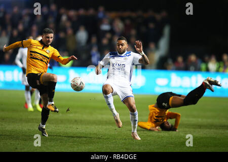 Newport, Regno Unito. 06 gen 2019. Danny Simpson di Leicester City (centro) è contestata da Padraig Amond di Newport County (l). La Emirates FA Cup, terzo round match, Newport County v Leicester City a Rodney Parade di Newport South Wales domenica 6 gennaio 2019. Questa immagine può essere utilizzata solo per scopi editoriali. Solo uso editoriale, è richiesta una licenza per uso commerciale. Nessun uso in scommesse, giochi o un singolo giocatore/club/league pubblicazioni. pic da Andrew Orchard/Andrew Orchard fotografia sportiva/Alamy Live News Foto Stock