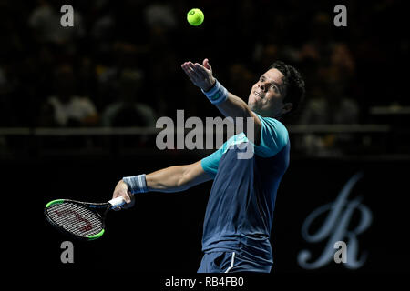 Qudos Bank Arena, Sydney, Australia. Il 7 gennaio, 2019. Fast4 Tennis Showdown; Milos Raonic del Canada serve nel match contro John Millman del credito in Australia: Azione Plus sport/Alamy Live News Foto Stock