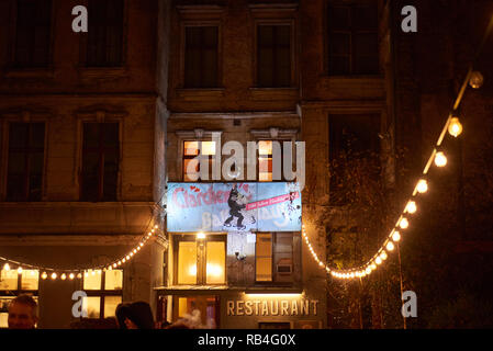 Berlino, Germania. 30 Dic, 2018. La strada all'ingresso di Clärchen's Ballhaus in Berlin Mitte è illuminato con lampadine. Credito: Annette Riedl/dpa-Zentralbild/ZB/dpa/Alamy Live News Foto Stock