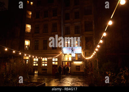 Berlino, Germania. 30 Dic, 2018. La strada all'ingresso di Clärchen's Ballhaus in Berlin Mitte è illuminato con lampadine. Credito: Annette Riedl/dpa-Zentralbild/ZB/dpa/Alamy Live News Foto Stock