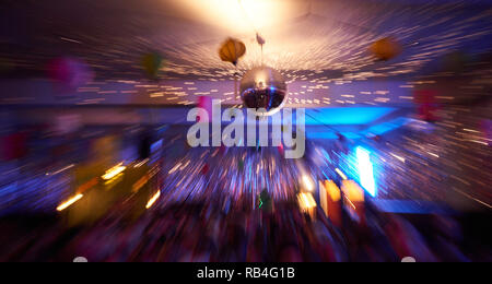 Berlino, Germania. 30 Dic, 2018. Una palla da discoteca si blocca in Clärchen's Ballhaus nel distretto Mitte di Berlino. Credito: Annette Riedl/dpa-Zentralbild/ZB/dpa/Alamy Live News Foto Stock