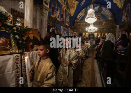 La striscia di Gaza. Il 7 gennaio, 2019. Palestinesi cristiani frequentano il Natale ortodosso la messa presso la Santa Chiesa Porphyrius nella città di Gaza, 7 gennaio 2019. I cristiani ortodossi festeggiano il Natale il 7 gennaio, secondo il calendario giuliano. Credito: Stringer/Xinhua/Alamy Live News Foto Stock