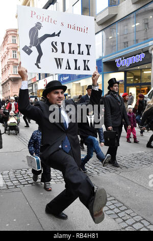 Brno, Repubblica Ceca. 07Th gen, 2019. I fan del gruppo britannico commedia Monty Python sono visibili durante il singolare marzo in occasione della International sciocco a piedi giorno di Brno, in Repubblica Ceca, 7 gennaio 2019. Credito: Vaclav Salek/CTK foto/Alamy Live News Foto Stock