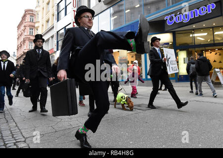 Brno, Repubblica Ceca. 07Th gen, 2019. I fan del gruppo britannico commedia Monty Python sono visibili durante il singolare marzo in occasione della International sciocco a piedi giorno di Brno, in Repubblica Ceca, 7 gennaio 2019. Credito: Vaclav Salek/CTK foto/Alamy Live News Foto Stock