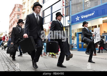 Brno, Repubblica Ceca. 07Th gen, 2019. I fan del gruppo britannico commedia Monty Python sono visibili durante il singolare marzo in occasione della International sciocco a piedi giorno di Brno, in Repubblica Ceca, 7 gennaio 2019. Credito: Vaclav Salek/CTK foto/Alamy Live News Foto Stock