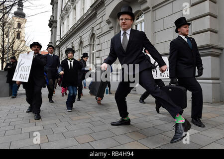 Brno, Repubblica Ceca. 07Th gen, 2019. I fan del gruppo britannico commedia Monty Python sono visibili durante il singolare marzo in occasione della International sciocco a piedi giorno di Brno, in Repubblica Ceca, 7 gennaio 2019. Credito: Vaclav Salek/CTK foto/Alamy Live News Foto Stock