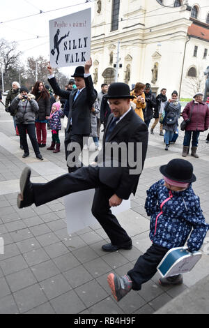 Brno, Repubblica Ceca. 07Th gen, 2019. I fan del gruppo britannico commedia Monty Python sono visibili durante il singolare marzo in occasione della International sciocco a piedi giorno di Brno, in Repubblica Ceca, 7 gennaio 2019. Credito: Vaclav Salek/CTK foto/Alamy Live News Foto Stock