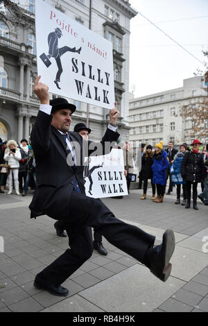 Brno, Repubblica Ceca. 07Th gen, 2019. I fan del gruppo britannico commedia Monty Python sono visibili durante il singolare marzo in occasione della International sciocco a piedi giorno di Brno, in Repubblica Ceca, 7 gennaio 2019. Credito: Vaclav Salek/CTK foto/Alamy Live News Foto Stock