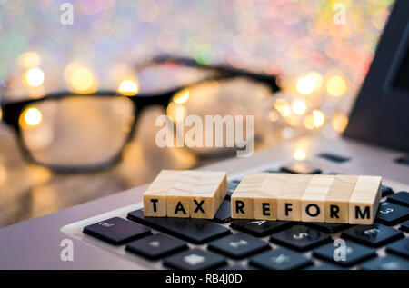 La riforma fiscale ancora vita business finance concetto con laptop, Grafico azionario, shallow DOF Foto Stock