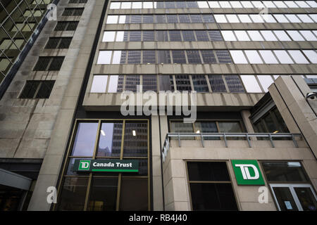 MONTREAL, Canada - 3 Novembre 2018: TD logo della banca di fronte alla loro sede per Montreal, Quebec. Noto anche come Dominon Toronto Canada Trust, Foto Stock