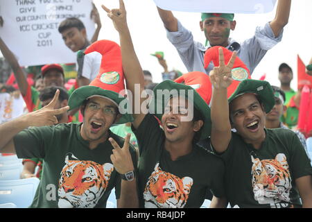 Bangladesh fan il flash V-segno durante la ICC Cricket World Cup 2011 contro l'Inghilterra a Zohur Ahmed Chowdhury Stadium. Chittagong, Bangladesh. Foto Stock