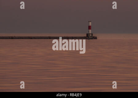 Un frangiflutti e piccolo faro sul lago michigan nella baia di Milwaukee, WI. Foto Stock