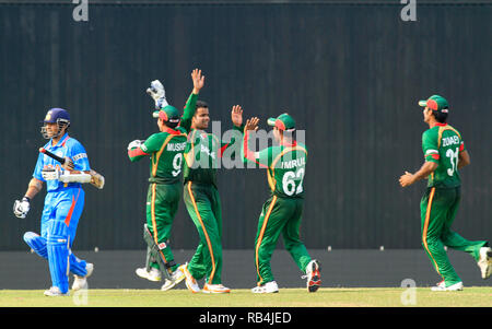 Bangladesh il cricketers celebrare dopo il licenziamento di apertura indiano battitore Sachin Tendulkar presso il World Cup match di apertura a Sher-e-Bangla National Stad Foto Stock