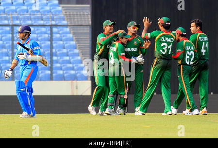 Bangladesh il cricketers celebrare dopo il licenziamento di apertura indiano battitore Sachin Tendulkar presso il World Cup match di apertura a Sher-e-Bangla National Stad Foto Stock