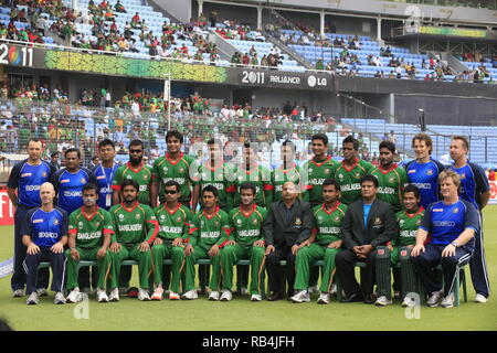 Bangladesh cricket pongono per la fotografia durante la ICC Cricket World Cup 2011 a Sher-e-Bangla National Stadium. Dacca in Bangladesh. Foto Stock