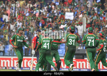 Bangladesh i giocatori e tifosi celebrano il loro emozionante vittoria contro l'Inghilterra in ICC Cricket World Cup 2011 presso Zohur Ahmed Chowdhury Stadium. Chittago Foto Stock