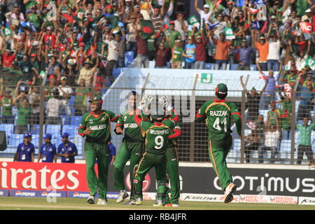 Bangladesh i giocatori e tifosi celebrano il loro emozionante vittoria contro l'Inghilterra in ICC Cricket World Cup 2011 presso Zohur Ahmed Chowdhury Stadium. Chittago Foto Stock