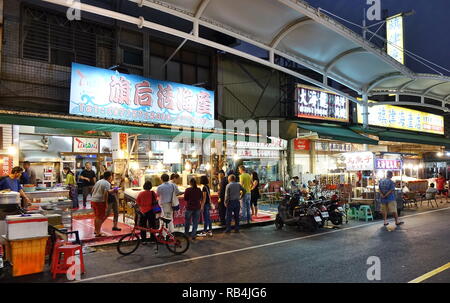 KAOHSIUNG, Taiwan -- dicembre 22, 2018: turisti visitano i negozi all'aperto e area ristorante sull isola Qijin, famoso per i suoi piatti di pesce. Foto Stock
