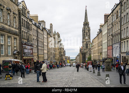 Per coloro che godono di una passeggiata lungo la Royal Mile di Edingburgh, Scozia su un coperto, giorno nuvoloso Foto Stock