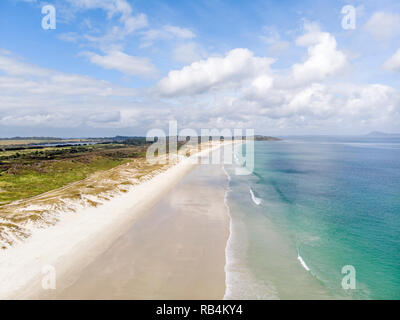 Una bella foto di drone di Puheke beach nella penisola di Karikari, estremo Nord della Nuova Zelanda Foto Stock