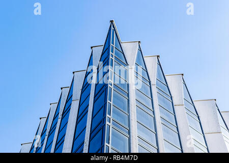 Dettaglio di un ufficio moderno esterno dell'edificio. Edifici aziendali skyline cercando con il blu del cielo. Architettura moderna. Apartmen moderno. High Tech exteri Foto Stock