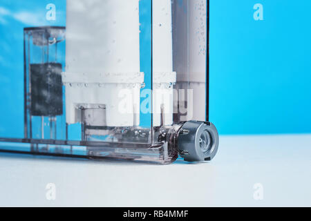 Il filtro di purificazione dell'acqua nella macchina da caffè contenitore. Elettrodomestici per la cucina Foto Stock