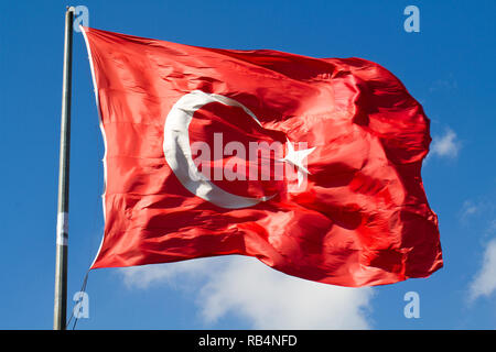 Grande bandiera turca sul cielo blu Foto Stock