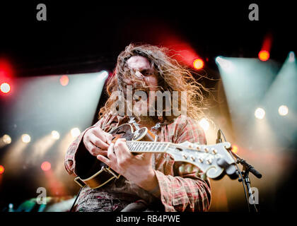 La band americana Hayseed Dixie esegue un concerto dal vivo presso il Danish folk, blues e il festival della musica country Tønder Festival 2015. Qui il musicista hippy di Joe Hymas è visto dal vivo sul palco. Danimarca, 27/08 2015. Ad eccezione della Danimarca Foto Stock