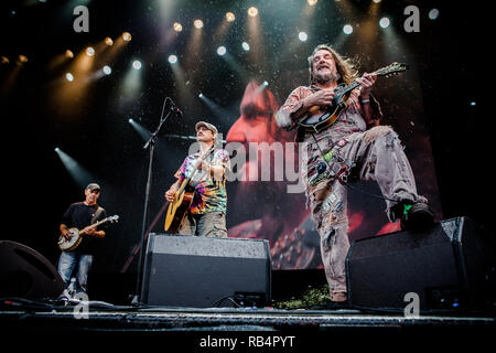 La band americana Hayseed Dixie esegue un concerto dal vivo presso il Danish folk, blues e il festival della musica country Tønder Festival 2015. Qui il musicista hippy di Joe Hymas è visto dal vivo sul palco. Danimarca, 27/08 2015. Ad eccezione della Danimarca Foto Stock