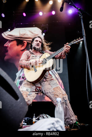 La band americana Hayseed Dixie esegue un concerto dal vivo presso il Danish folk, blues e il festival della musica country Tønder Festival 2015. Qui il musicista hippy di Joe Hymas è visto dal vivo sul palco. Danimarca, 27/08 2015. Ad eccezione della Danimarca Foto Stock