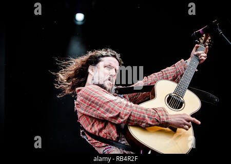 La band americana Hayseed Dixie esegue un concerto dal vivo presso il Danish folk, blues e il festival della musica country Tønder Festival 2015. Qui il musicista hippy di Joe Hymas è visto dal vivo sul palco. Danimarca, 27/08 2015. Ad eccezione della Danimarca Foto Stock