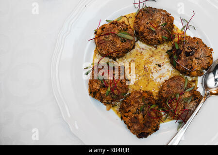 Vegan esente da glutine trita con fagioli, ceci e prezzemolo, la salsa di senape Foto Stock