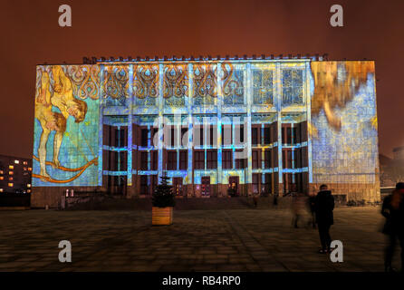 A Cracovia, Polonia - 3 Febbraio 2018: mappatura sulla facciata del Museo Nazionale ispirata alla pittura di Stanislaw Wyspianski. Cracovia in Polonia Foto Stock