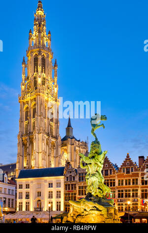 Il Brabo fontana al Grote Markt ("Grande Piazza del Mercato") con il campanile della cattedrale di Nostra Signora in background di Anversa, Belgio Foto Stock