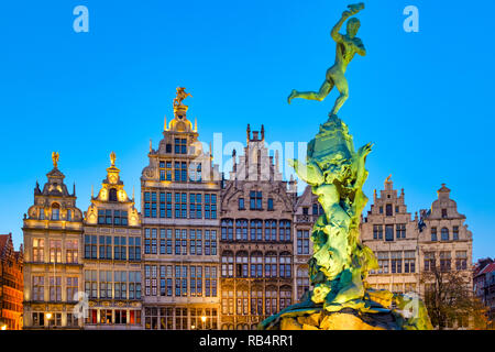 Il Brabo fontana al Grote Markt ("Grande Piazza del Mercato") di Anversa, Belgio Foto Stock